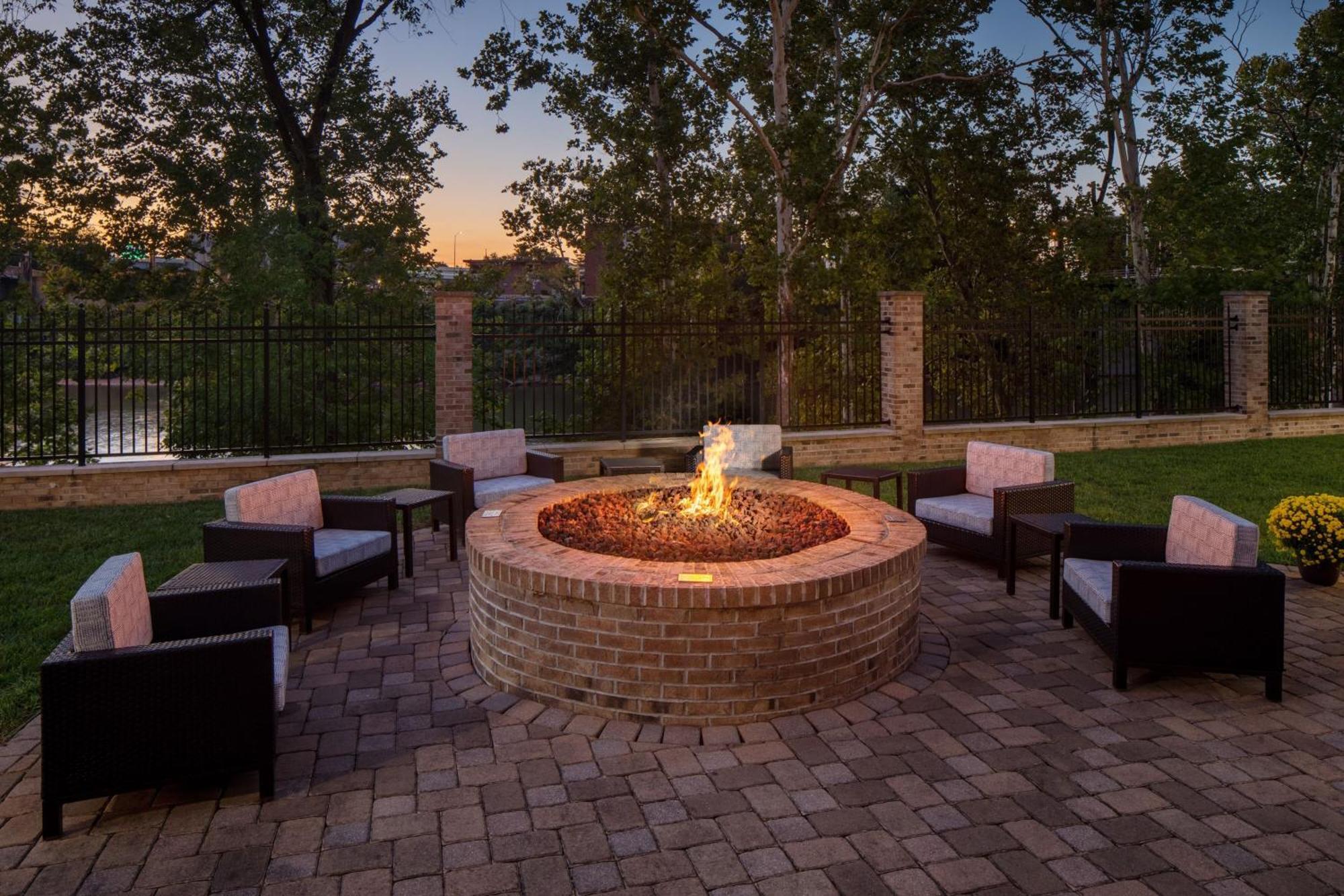 Courtyard By Marriott Charleston Downtown/Civic Center Hotel Buitenkant foto